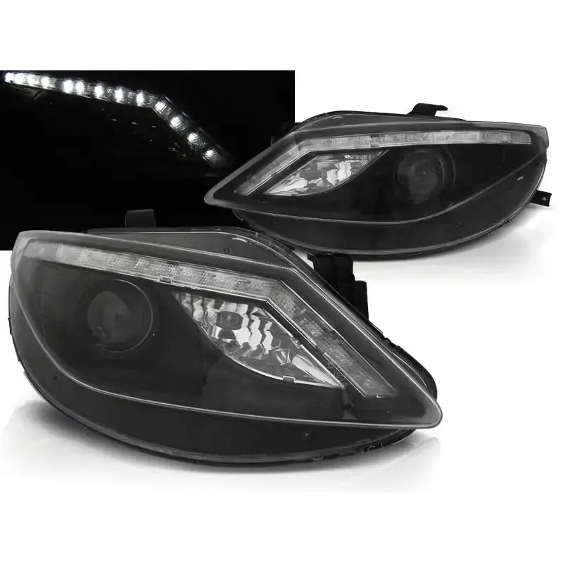 Frontlykter Seat Ibiza 6J 06.08-12 med sorte innfatninger og LED, sett fra skrå vinkel.