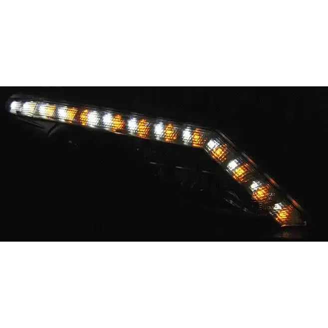 Headlights Seat Ibiza 6J LED-lykt med hvite og oransje dioder mot svart bakgrunn.