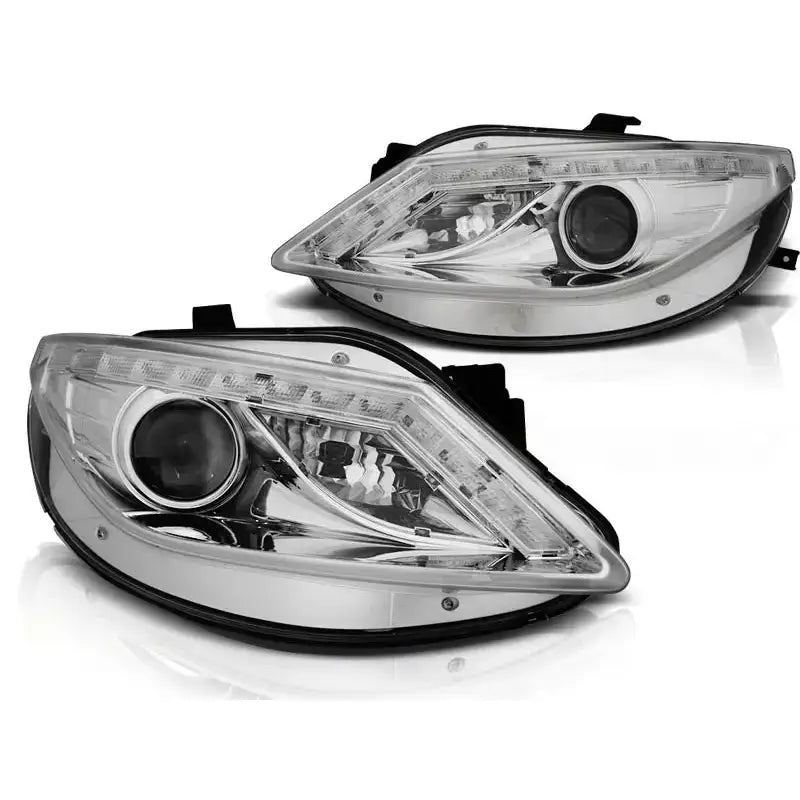 Hovedlykter Seat Ibiza 6J med klart glass, kromdetaljer og LED-indikator sett fra skrå vinkel.