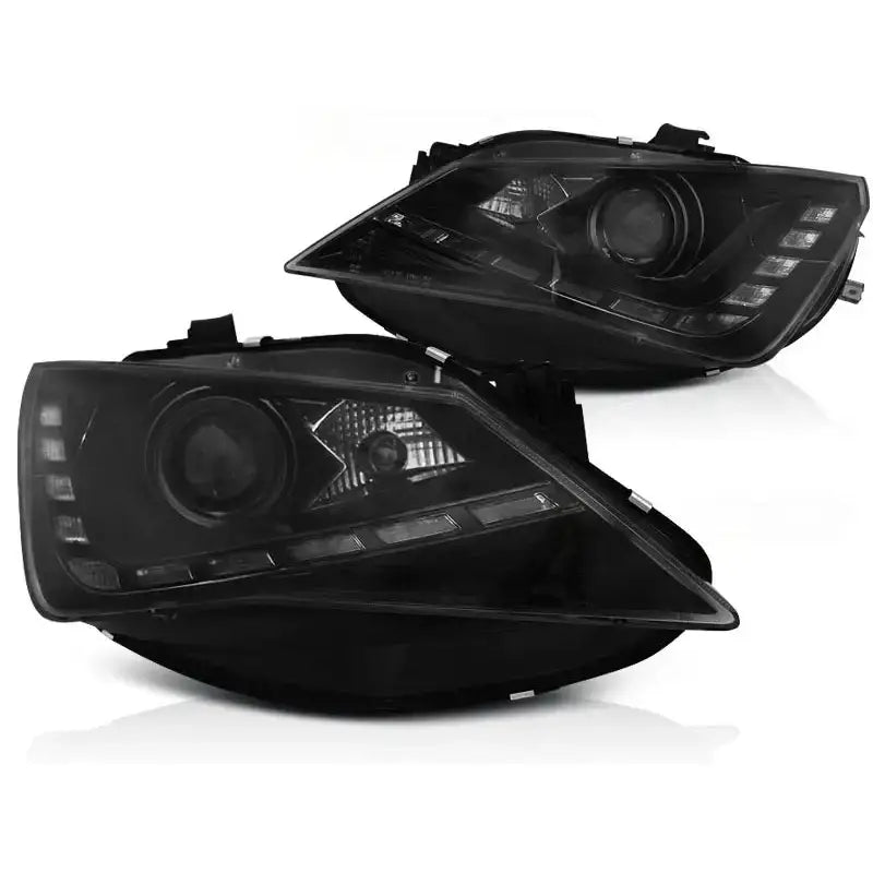 Hovedlykter Seat Ibiza 6J 12- Tru DRL Black med svarte LED-striper, sett fra skrå vinkel.