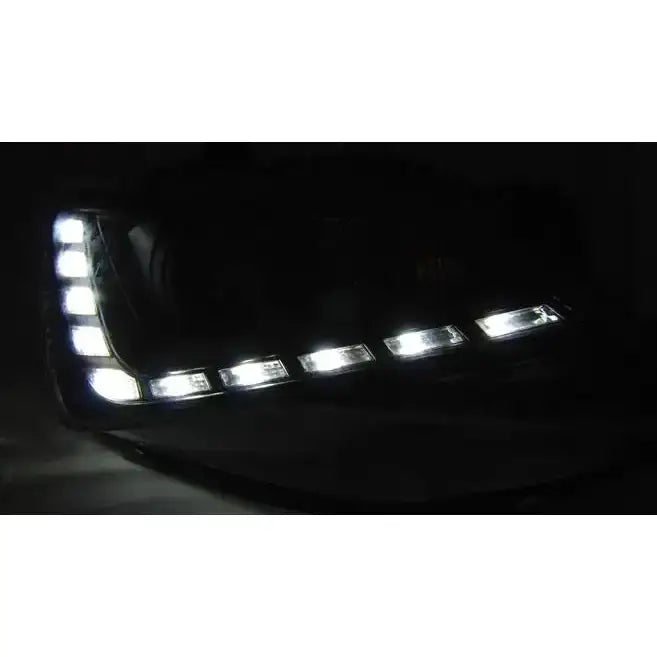Hovedlys Seat Ibiza 6J 12- Tru DRL Black med LED-kjørelys, sett skrått forfra i mørkt miljø.