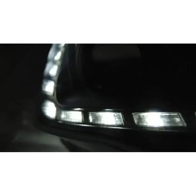 Headlights Seat Ibiza 6J 12- Tru DRL Black med hvite LED-lys i sort plast, lyser i mørket.