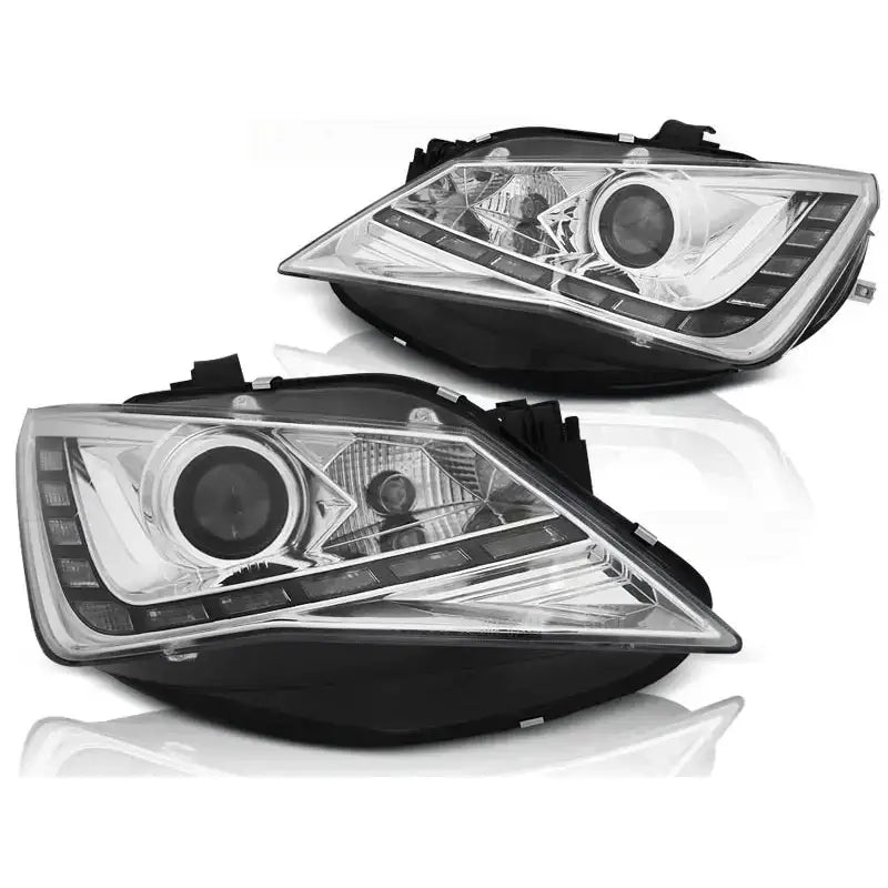 Hovedlykter Seat Ibiza 6J 12- Tru DRL Chrome med LED-striper, sett fra skrå vinkel på hvit bakgrunn.