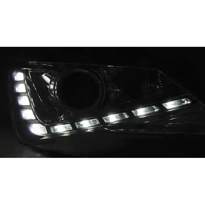 Hovedlys Seat Ibiza 6J 12- Tru DRL Chrome med aktivt LED-lys og markert lysstripe i mørket.