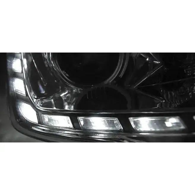 Headlights Seat Ibiza 6J med LED-segmenter, sett fra siden, svarte og kromfargede detaljer.