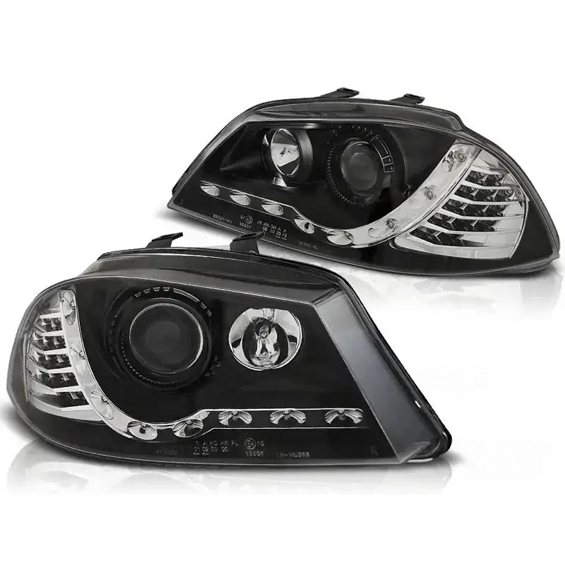 Hovedlykter Seat Ibiza 6L 04.02-08 i svart med LED-detaljer, sett fra skrå vinkel.