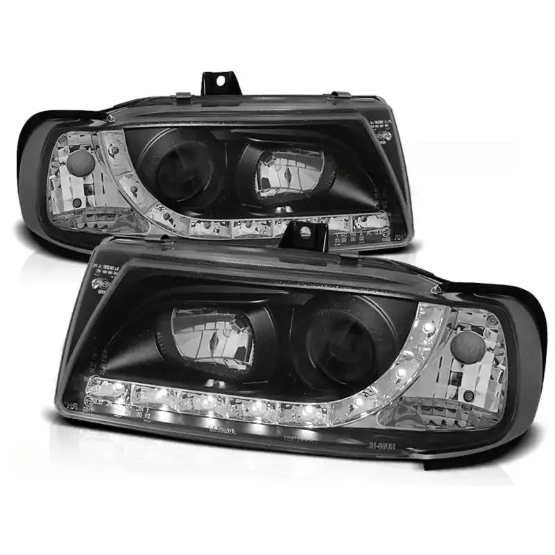 Frontlykter Seat Ibiza/Cordoba/Polo Daylight Black med klare linser og LED, vist skrått mot hvit bakgrunn.