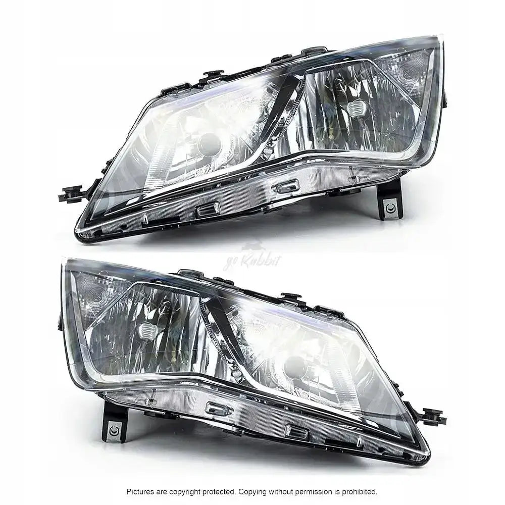 Frontlykter Seat Leon 12-16 P21W med klart glass og sorte detaljer, vist fra skrå vinkel.