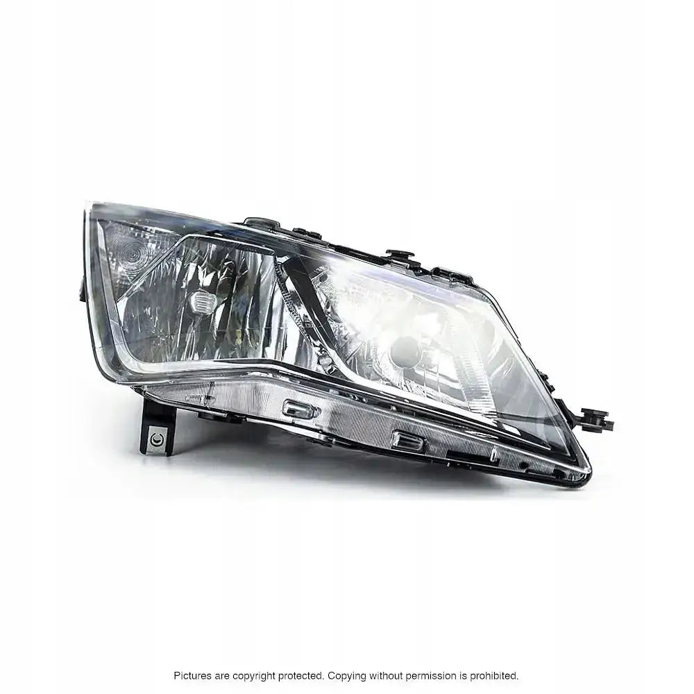 Hovedlykter Seat Leon 12-16 i klart glass og svart plast, skrå vinkel med synlige reflektordetaljer.