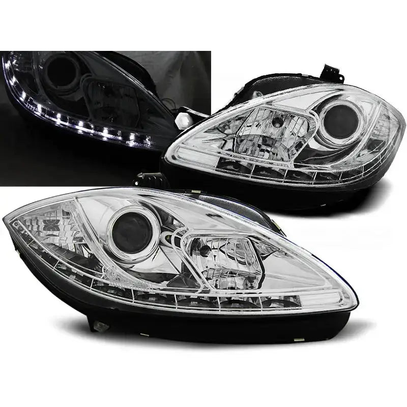 Frontlykter Seat Leon Altea 09-13 i chrome med LED-lys, sett fra skrå vinkel.