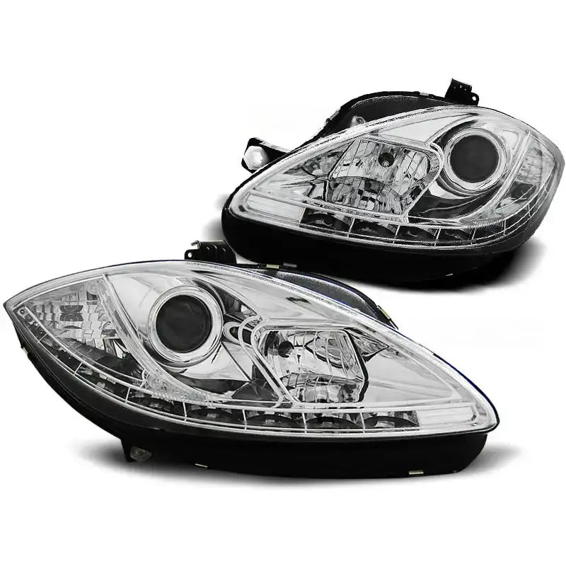 Hovedlykter Seat Leon Altea 09-13 Chrome i klar plast med svart ramme, sett fra skrå vinkel.