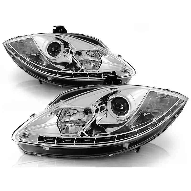 Hovedlykter Seat Leon Altea 09-13 Tru DRL Chrome med klar plast og sorte detaljer mot hvit bakgrunn.