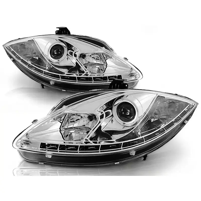 Hovedlykter Seat Leon Altea Toledo 06.05-09 i krom, sett skrått forfra med klare linser og reflektorer.