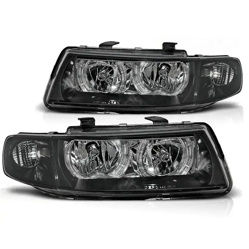 Hovedlykter Seat Leon Toledo Angel Eyes Black vist skrått forfra med klare linser og svarte detaljer.