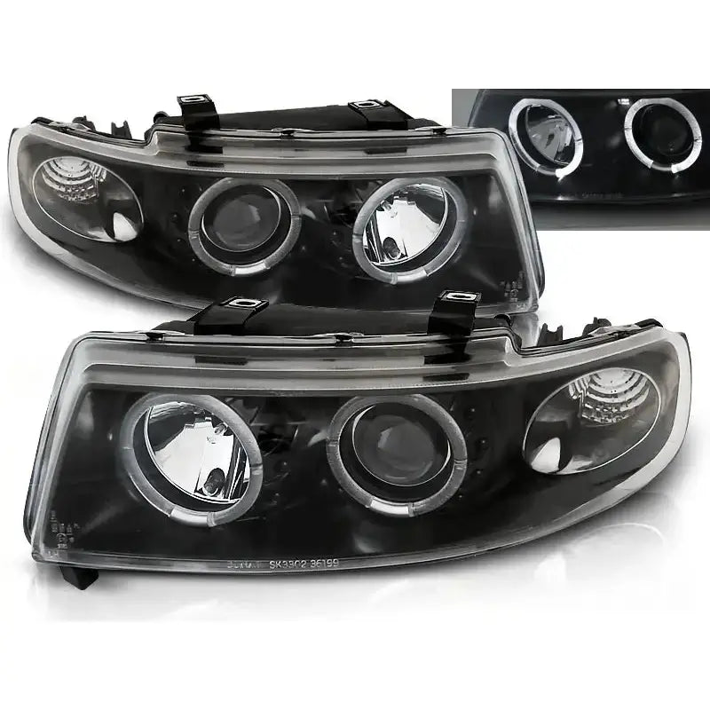 Frontlykter Seat Leon Angel Eyes Black med runde reflektorer og LED-halo, sett fra skrå vinkel.