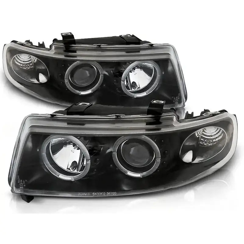 Hovedlykter Seat Leon Toledo Angel Eyes Black med klare linser og kromdetaljer, skrå forside.