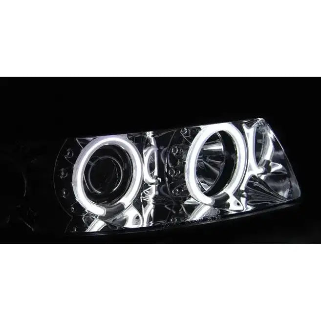 Hovedlys Seat Leon Toledo Angel Eyes CCFL Chrome med LED-lysringer, sett fra skrå vinkel.