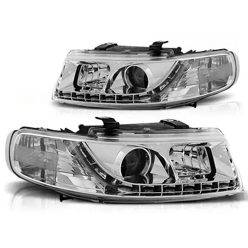 Hovedlykter Seat Leon Toledo 04.99-08.04 chrome, sett fra skrå vinkel med synlige reflektorer.