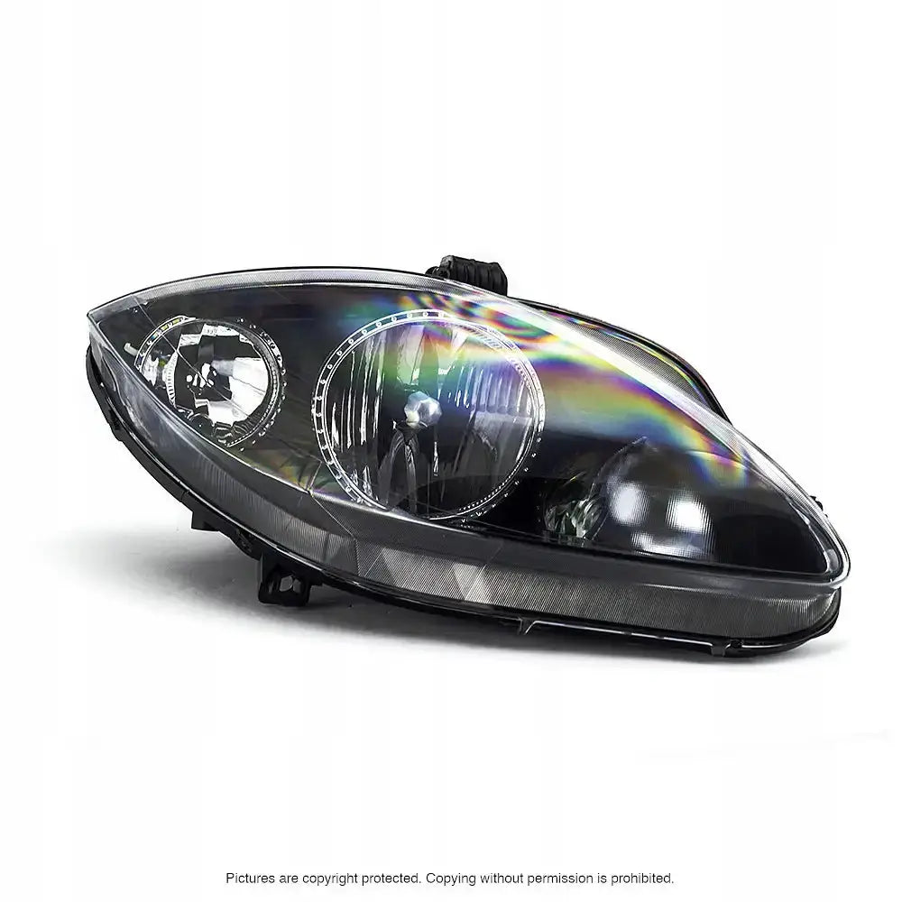 Hovedlykter Seat Toledo 04-09 med klart glass og sort innfatning, sett skrått forfra.