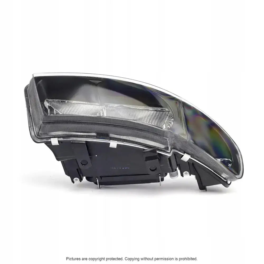 Frontlykter Seat Toledo 98-06 med klar og svart plast, sett fra skrå sidevinkel med reflekterende detaljer.