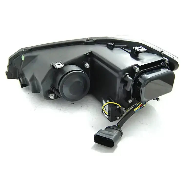 Hovedlykter SEQ Led Black til VW Polo VI 2G sett bakfra med ledninger og kobling mot hvit bakgrunn.