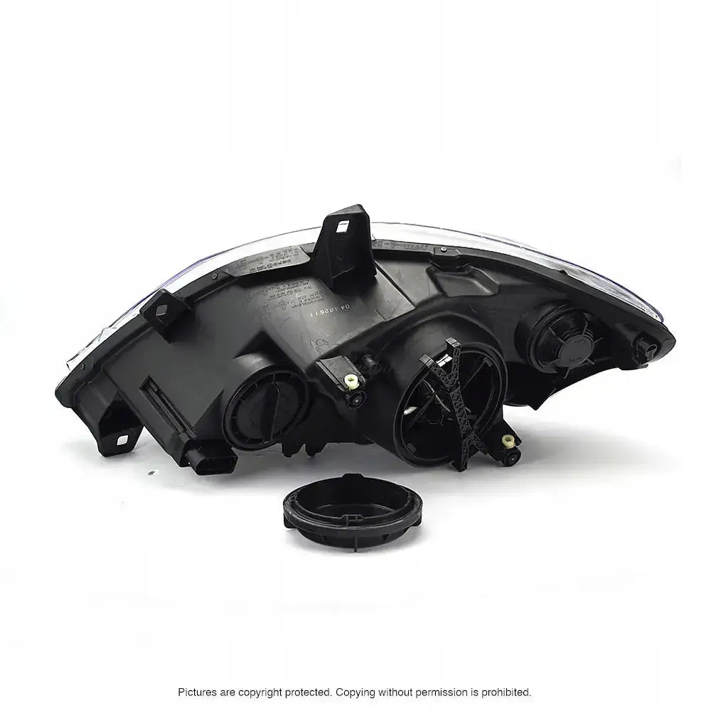 Headlamp sett til Mercedes Viano W639 sett bakfra med åpne deksler og synlige festepunkter.