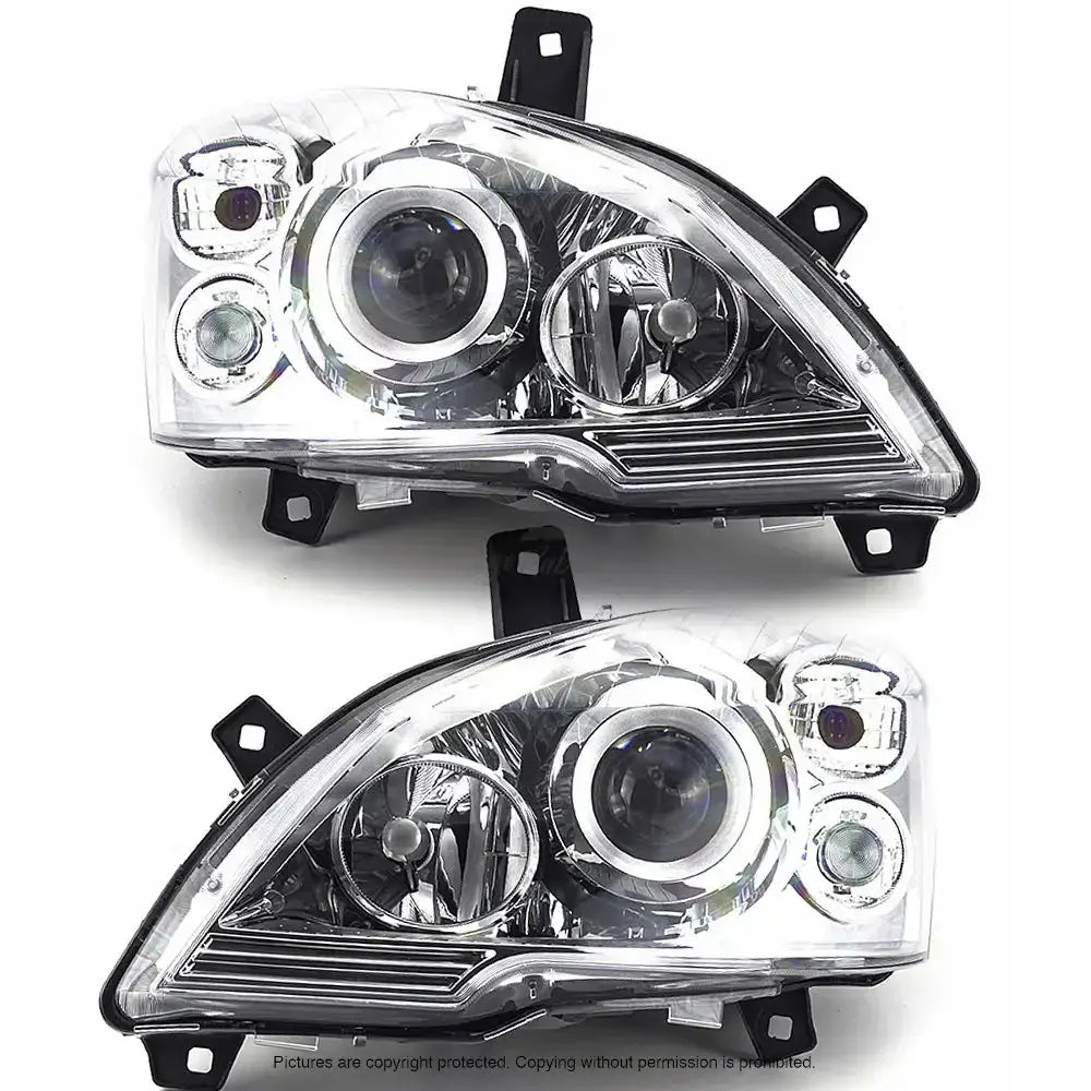 Frontlykter sett til Mercedes Vito W639 10-14 med klart glass, sorte detaljer og synlige projektorlinser.