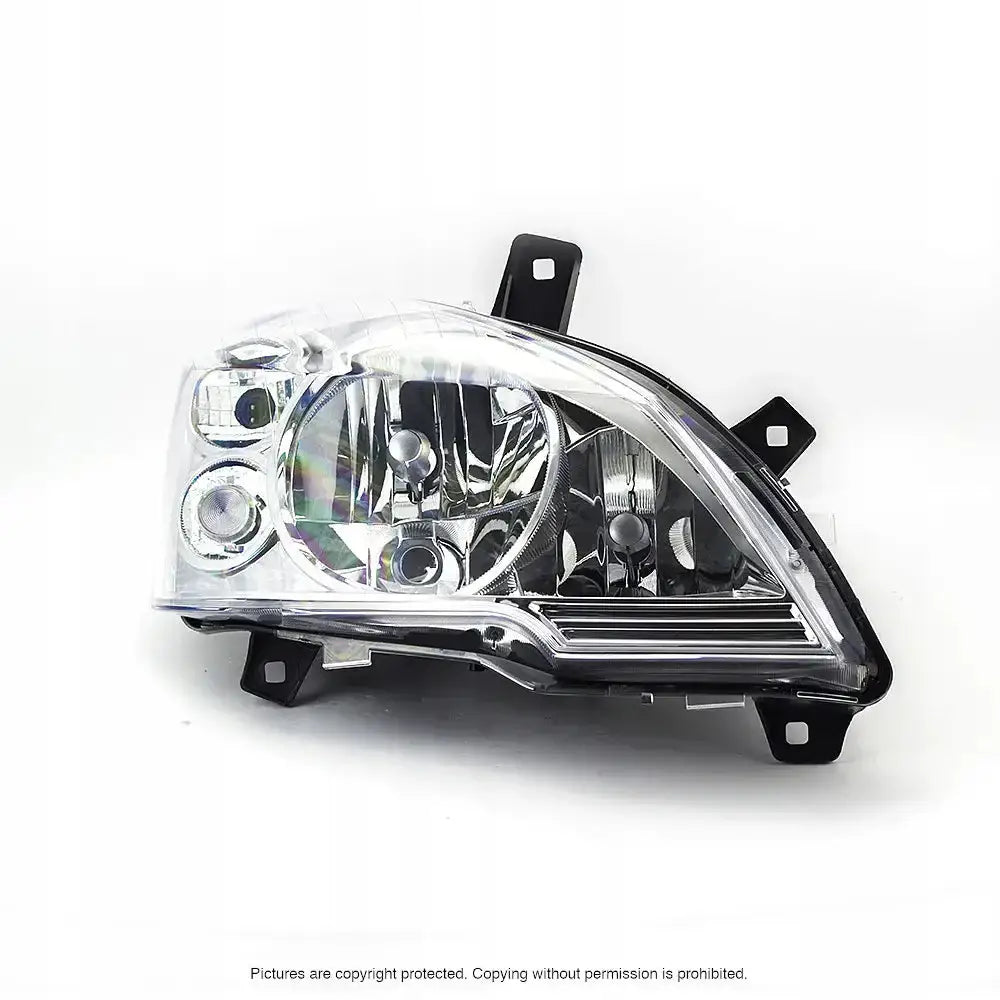 Hovedlykter sett til Mercedes Vito W639 2010-2014, sett forfra med reflektorer og fester synlige.