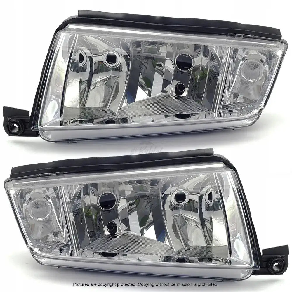 Frontlykter Skoda Fabia 04-08 i klart glass med sølvfarget innside, sett fra skrå vinkel.