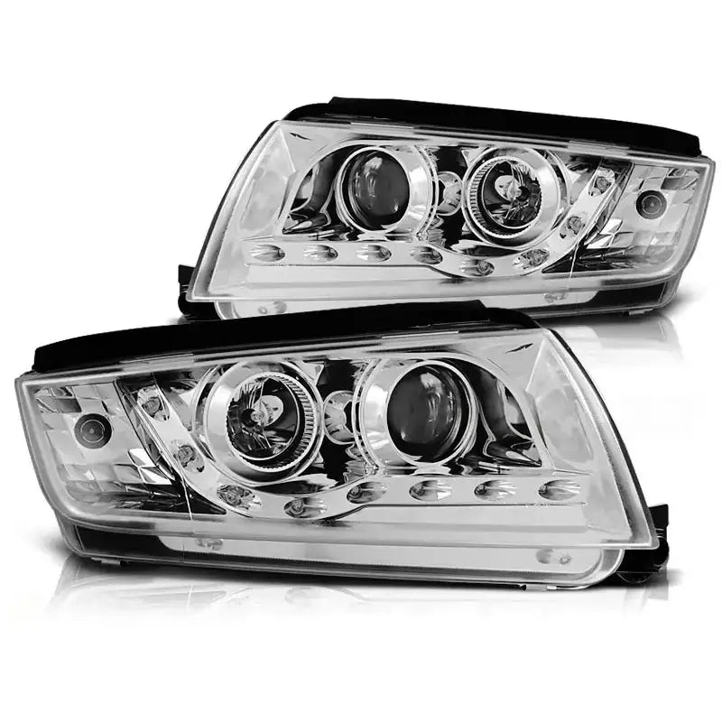 Frontlykter Skoda Fabia 12.99-08 i krom med runde projektorlinser og LED-lys, sett fra skrå vinkel.