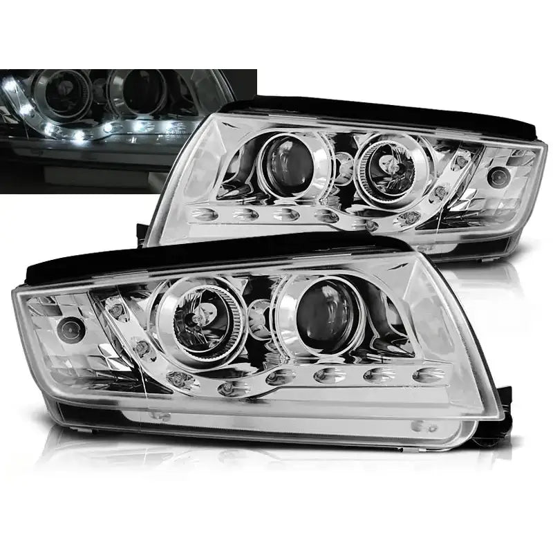 Hovedlykter Skoda Fabia 12.99-08 i krom med LED og projektorlinser, tent i mørket.