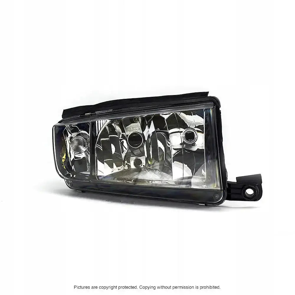 Hovedlykter Skoda Fabia 99-08 H3 i rektangulær form med klart glass og svart plasthus, sett fra skrå vinkel.