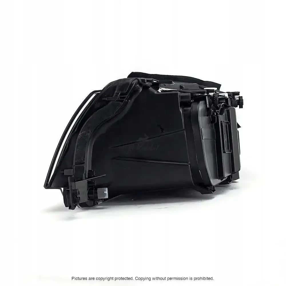 Hovedlys Skoda Fabia 99-08 H3 vist fra skrå bakside med festepunkter på hvit bakgrunn.