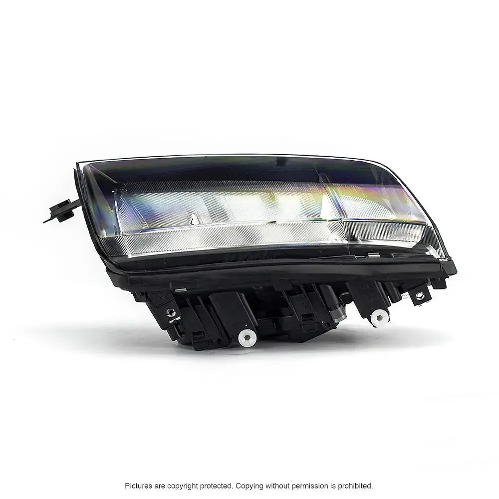 Frontlykter Skoda Fabia 99-08 H3 avbildet skrått forfra med synlige tekniske detaljer og festepunkter.