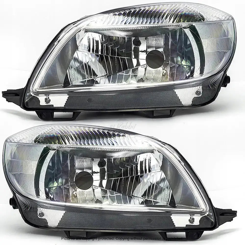 Frontlykter Skoda Fabia II 10-15 H4 med klar plast og sort innfatning, sett fra skrå vinkel.