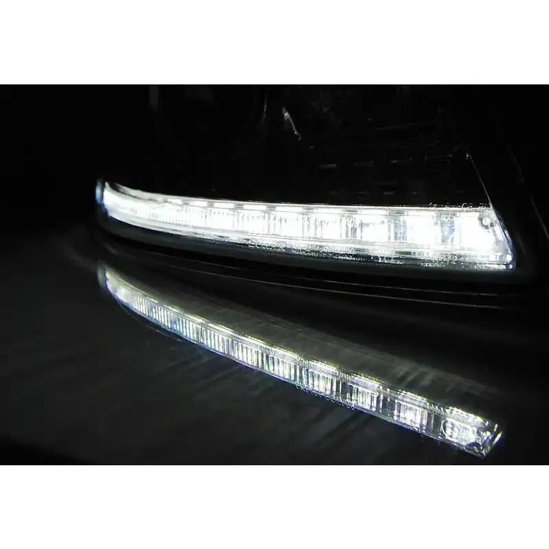 Hovedlykter Skoda Octavia 09-12 Black DRL nærbilde av hvit LED-lyssstripe med klart deksel.