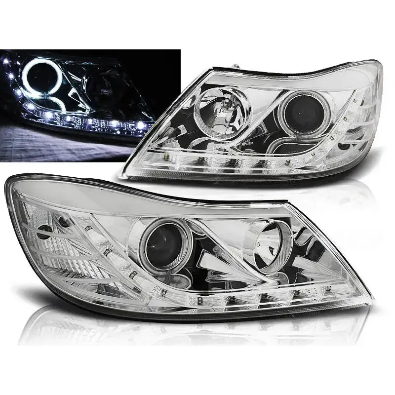 Frontlykter Skoda Octavia 09-12 Chrome Halo med LED-lys og refleks, sett fra skrå vinkel.