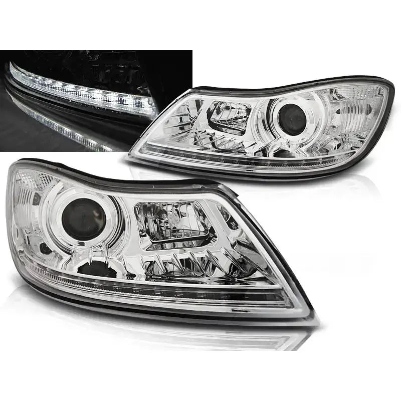 Frontlykter Skoda Octavia 09-12 Chrome Led med klare linser og LED-strip sett fra skrå vinkel.