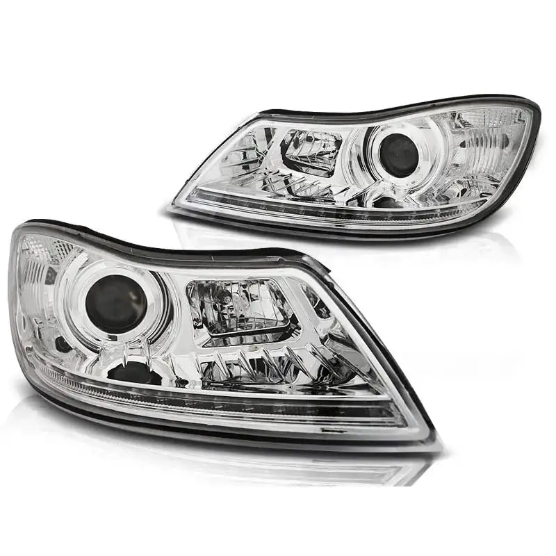 Hovedlykter Skoda Octavia 09-12 Chrome LED sett, skrå vinkel med klare glass og sorte detaljer.