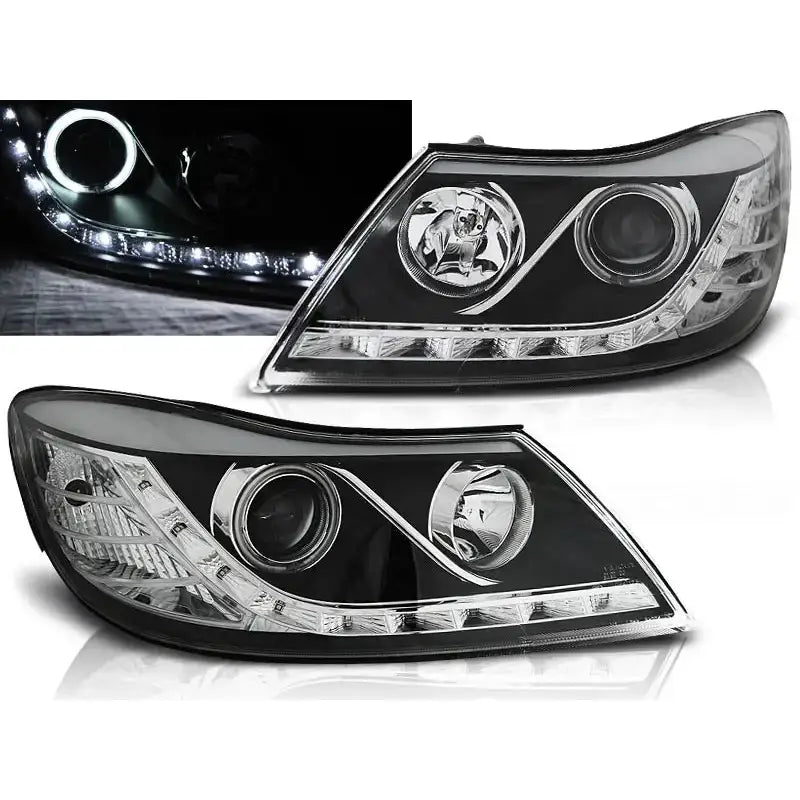 Frontlykter Skoda Octavia 09-12 Daylight Black med LED-halo, sett skrått forfra med detaljbilde.