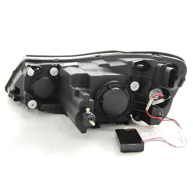 Hovedlys Skoda Octavia 09-12 vist bakfra med svarte deksler, ledninger og elektriske kontakter.