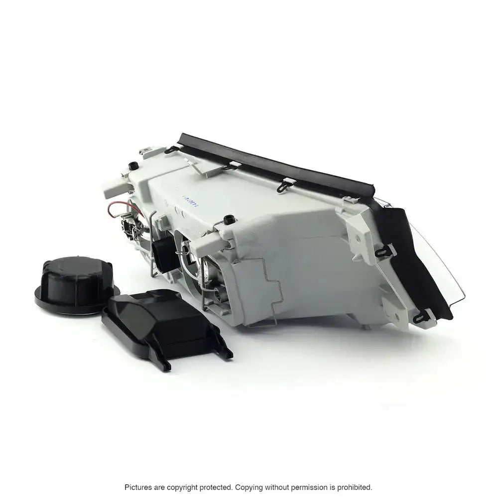 Headlights Skoda Octavia 1 00-04 H4 sett bakfra med sorte detaljer, avtakbare deksler og ledninger.