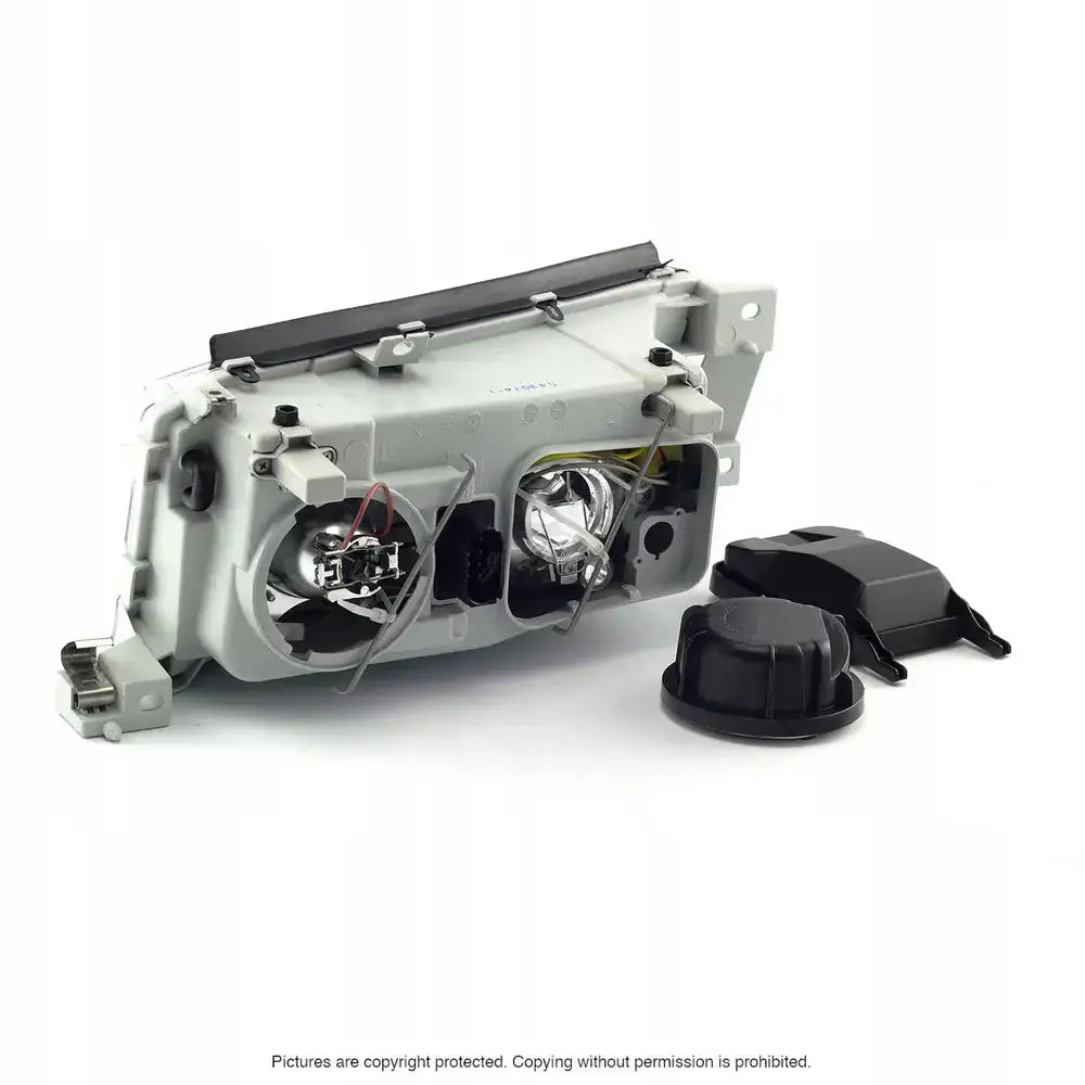 Headlamp bakside av Skoda Octavia 1 frontlykt med åpne lampeholdere og løse plastdeksler.