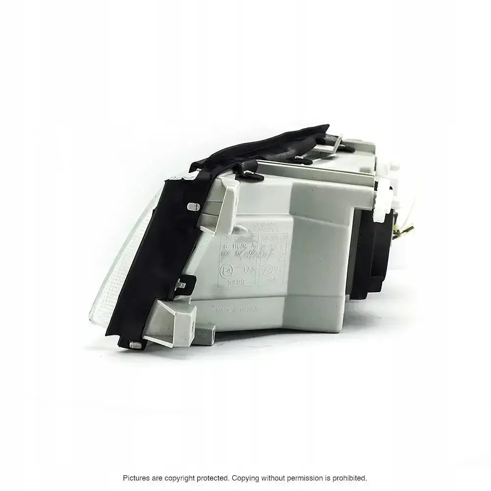 Hovedlys Skoda Octavia 1 billykt fra siden med sorte detaljer og synlige tekniske markeringer.