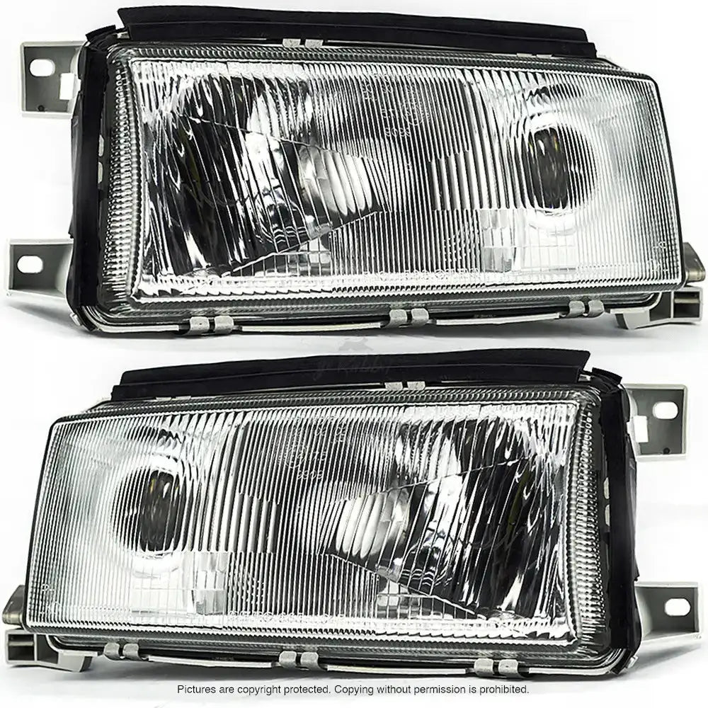 Frontlykter Skoda Octavia 1 96-00 med klart glass og svarte detaljer, sett forfra.