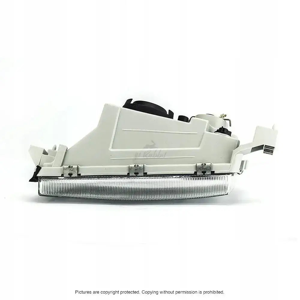 Hovedlykter Skoda Octavia 1 96-00 sett fra siden med synlige festebeslag og detaljer i glasset.