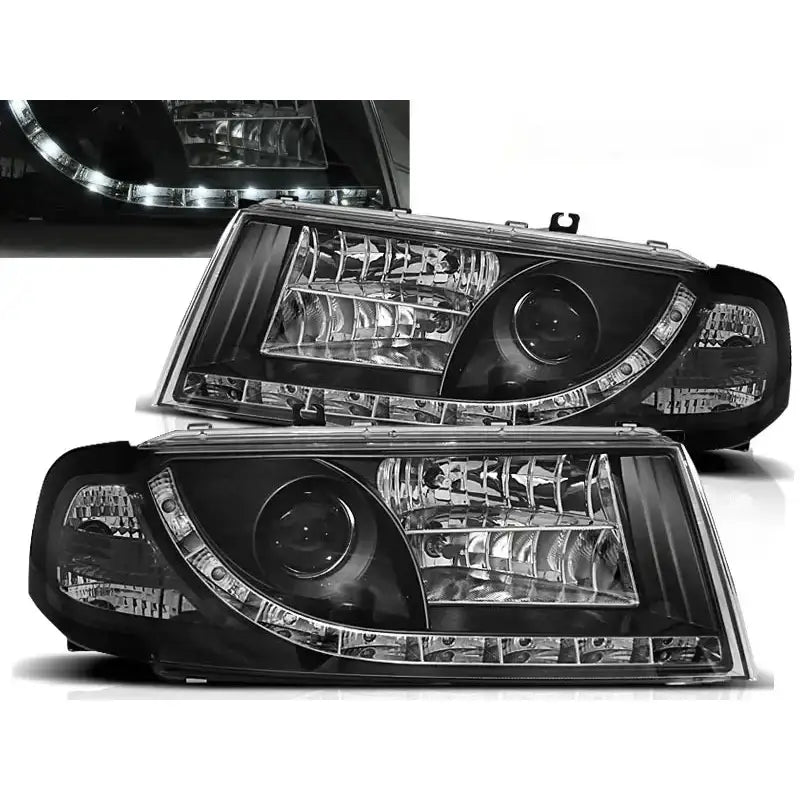 Frontlykter Skoda Octavia I med klare glass, svarte detaljer og LED-striper, sett forfra og fra siden.