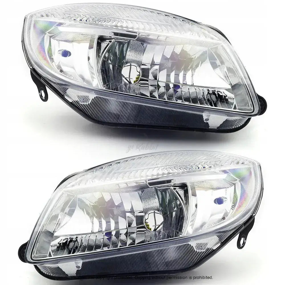 Frontlykter Skoda Roomster 06-10 med klar plast og metall, sett skrått mot hvitt underlag.