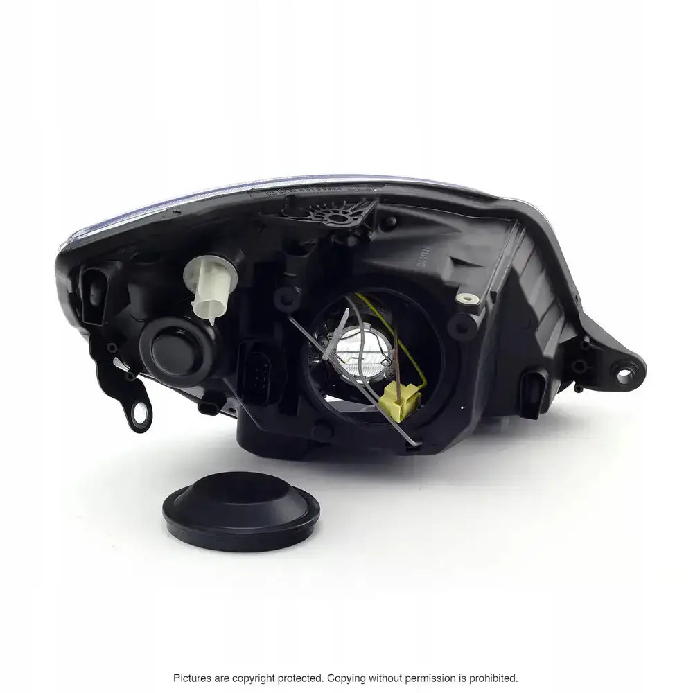 Headlamp Skoda Roomster 06-10 H4 sett bakfra med synlige koblinger, ledninger og avtakbar rund hette.