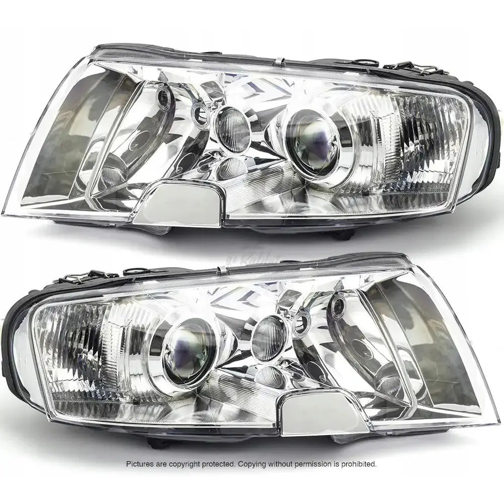 Frontlykter Skoda Superb 01-08 med klare linser og kromdetaljer sett fra skrå vinkel forfra.